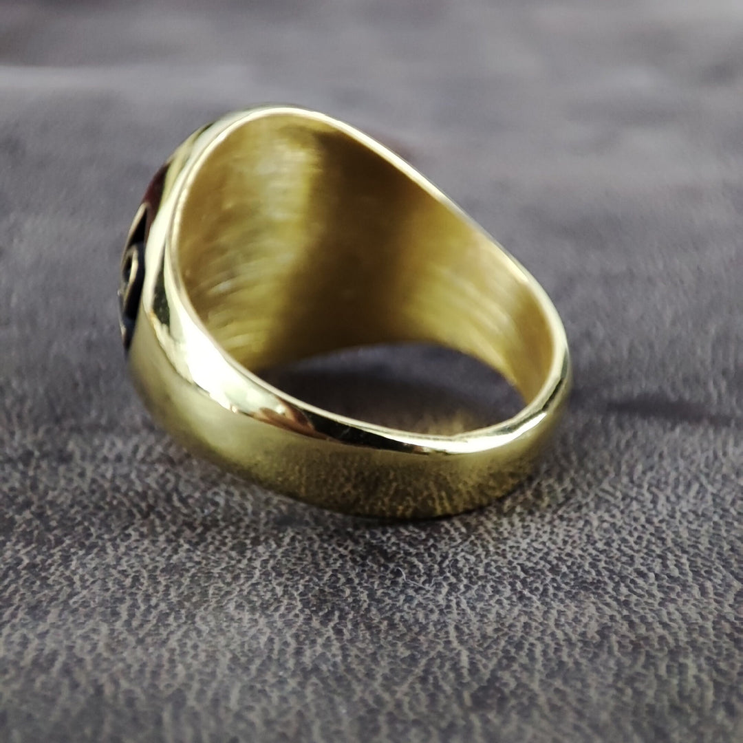 Celebrate your college journey with this custom-engraved university ring. Featuring a sleek design and durable craftsmanship, this personalized class ring is a stylish piece for men and women. Whether a gift for a graduate, student, or proud alumni, this elegant signet ring symbolizes dedication and success, making it an ideal school jewelry piece.