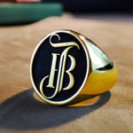Load image into Gallery viewer, Two-letter gold monogram ring designed to be unisex, combining custom personalization with timeless style. Perfect for gifting on birthdays, anniversaries, or just because, this piece speaks to those who value meaning in their accessories. An ideal combination of elegance and sentimentality.