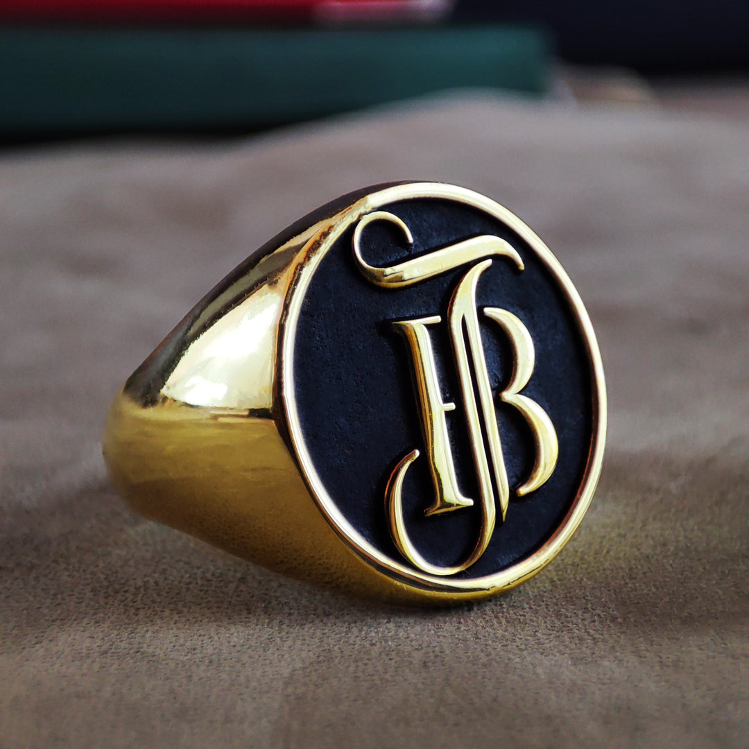 Personalized gold plated monogram ring with two custom letters, ideal for women and men. This elegant unisex piece is adjustable and handmade, making it a thoughtful gift for anniversaries, birthdays, or special milestones. With its minimalist style and personal touch, it's a daily accessory that adds meaning and shine to any outfit.