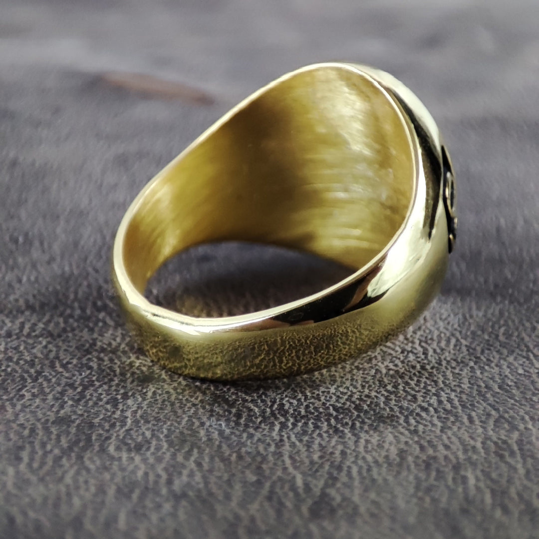 This personalized college ring is a classic tribute to academic excellence. Designed for men and women, it features custom engraving with a name, class year, or initials. A thoughtful graduation or alumni gift, this university signet ring is crafted for durability and style. A timeless piece that reflects school pride and personal achievement.