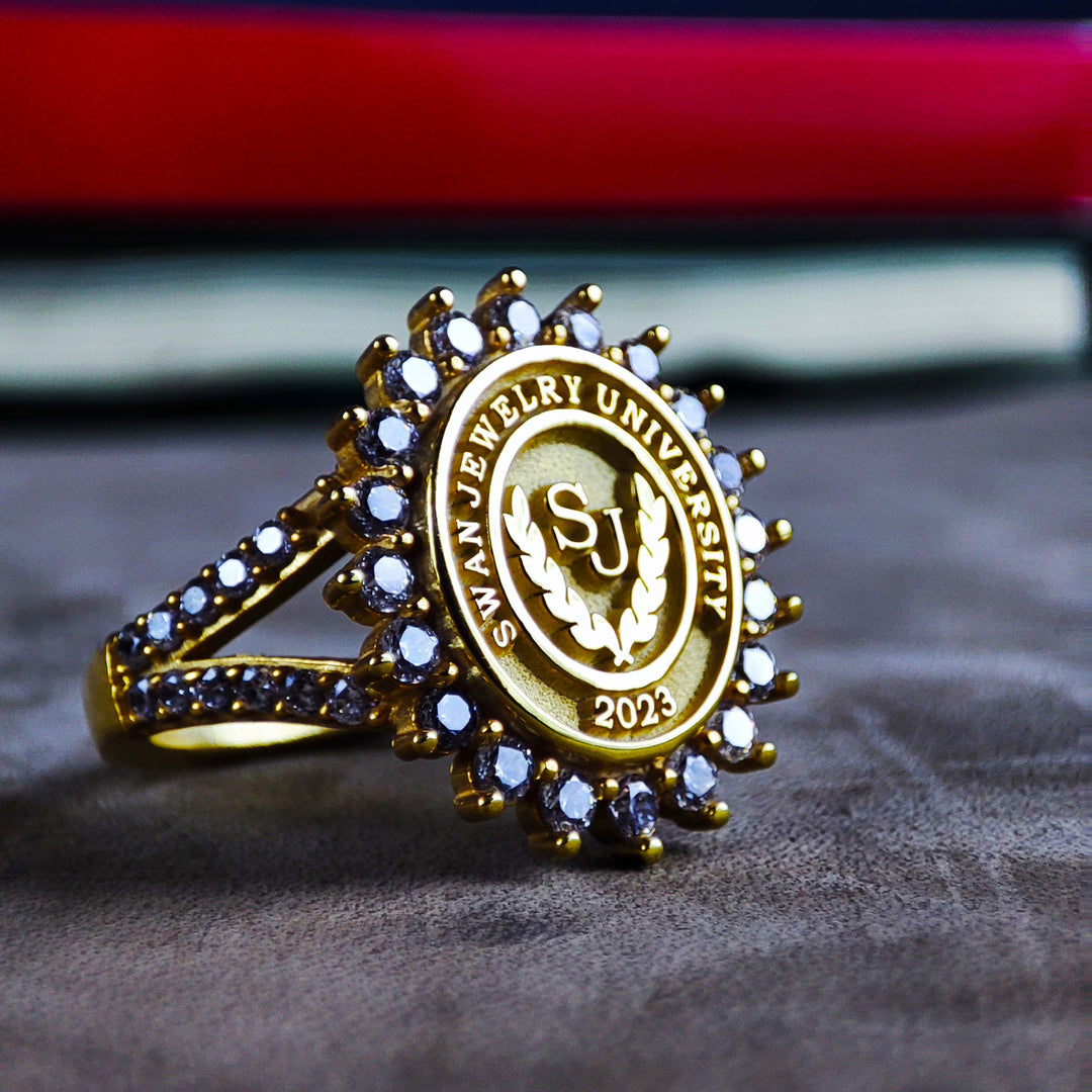 Personalized women’s university ring in gold, featuring a stone and refined details. A perfect gift for recent graduates.