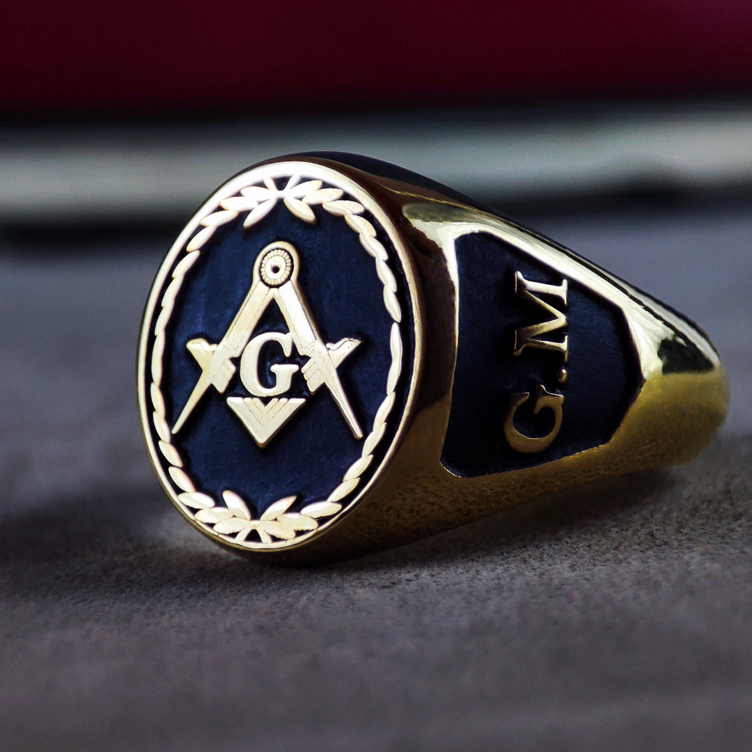 Elegant gold-filled Mason ring with personalized details, designed for Masonic celebrations and ceremonies.