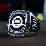 Load image into Gallery viewer, Personalized men’s university ring with a central stone, designed to mark academic success. Crafted in high-quality gold, this ring makes a thoughtful and memorable graduation gift.
