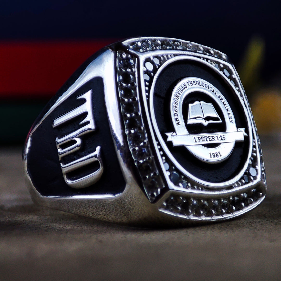 Silver college ring for men featuring a stone and university crest. This graduation ring honors academic success, ideal for both formal occasions and as a daily reminder of accomplishments.