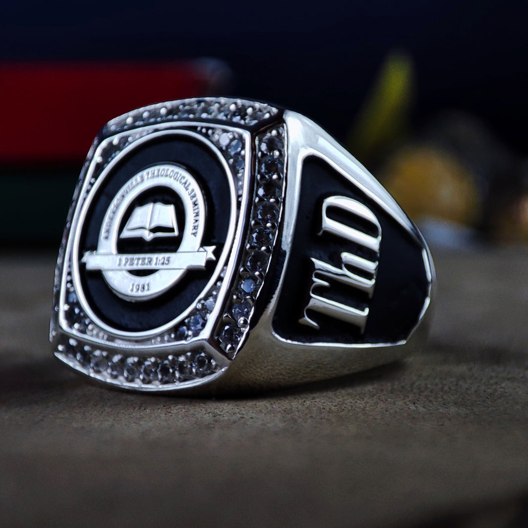 Unique college ring for men, available in silver with a custom stone setting and engraved university crest. A stylish way to commemorate achievements and alumni pride.