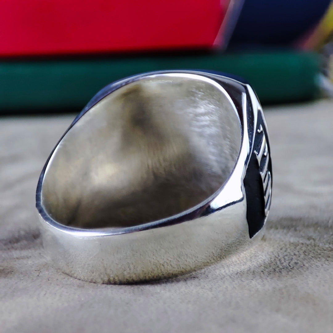 Stone-set college ring with custom engraving, crafted in silver. Ideal for graduates, this ring celebrates academic success and makes a timeless addition to any jewelry collection.