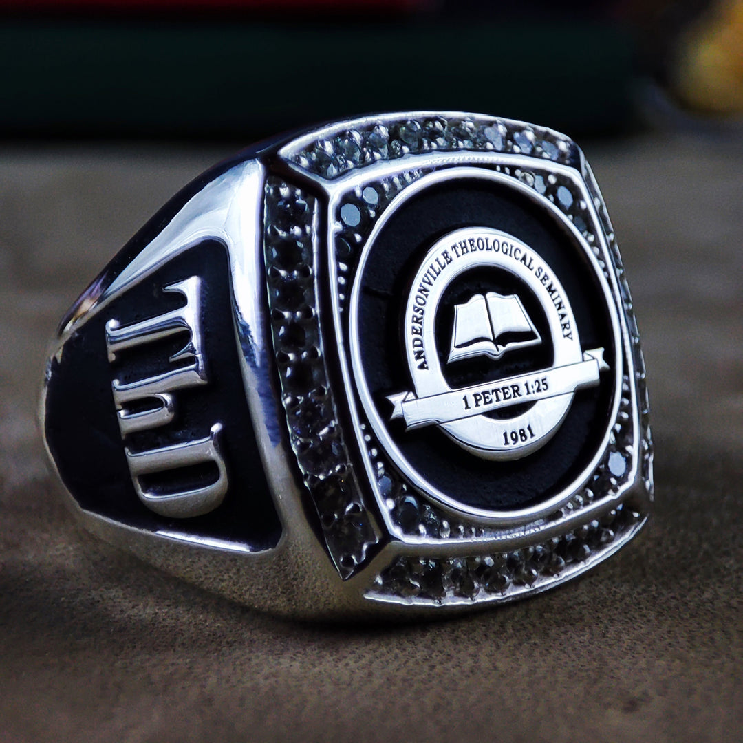 Men’s university ring with a custom-set stone, crafted in gold to celebrate academic achievement. This bold and elegant ring is a perfect graduation gift or keepsake for proud alumni.