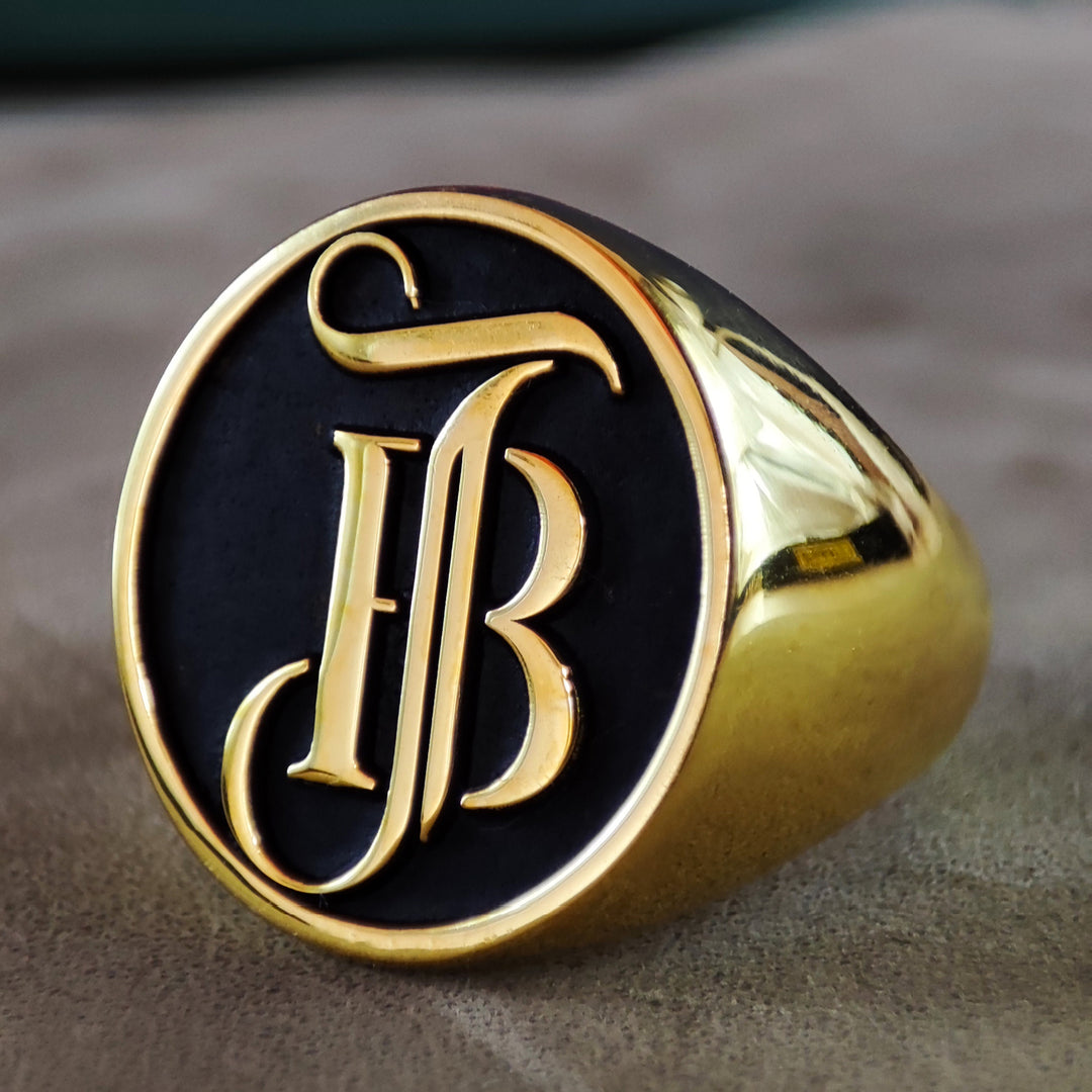 Unique monogram ring with custom initials, crafted in gold or silver. A stylish and meaningful gift for anniversaries, birthdays, or celebrations.