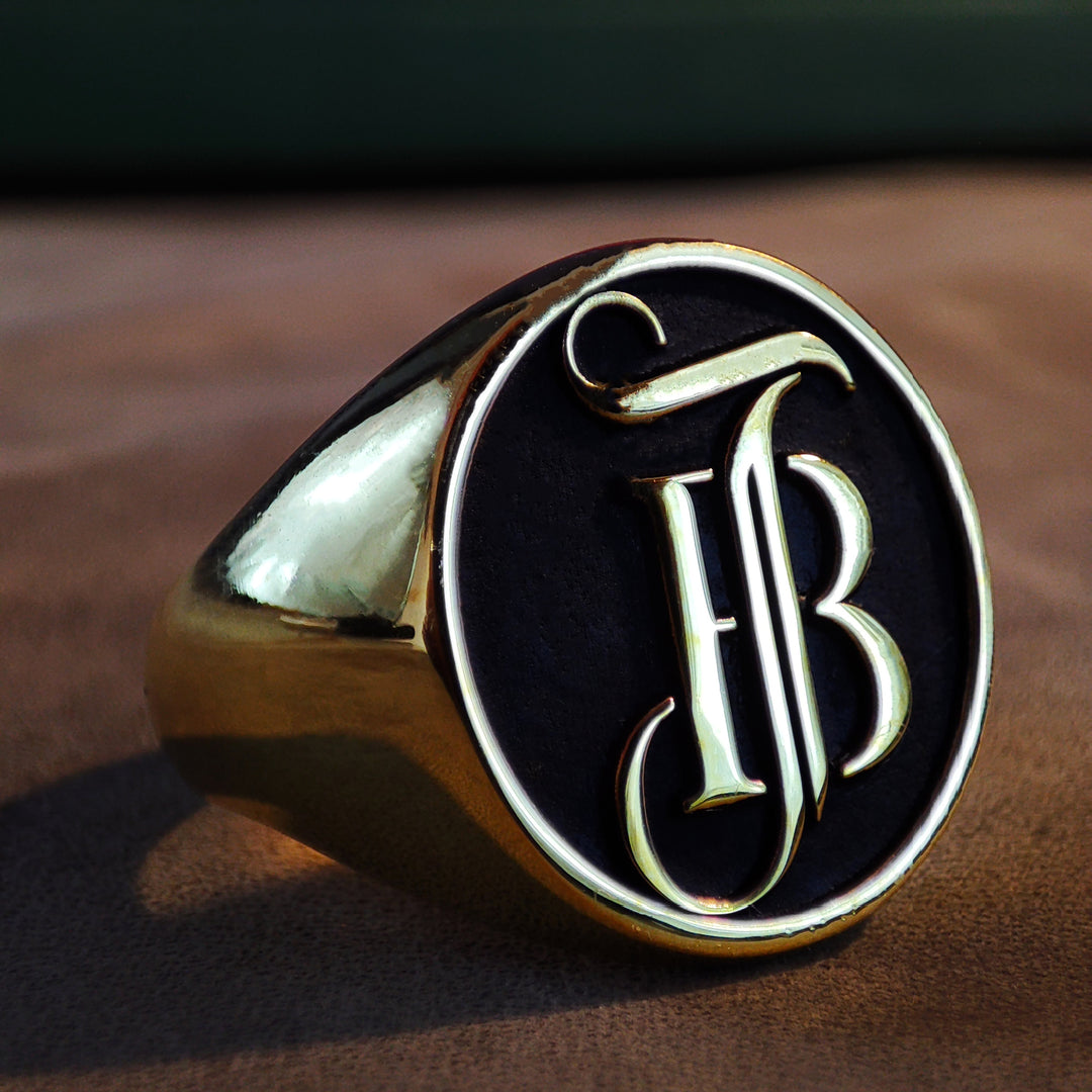 Stylish initials signet ring for men and women, available in gold or silver. A personalized accessory that combines elegance with meaning.