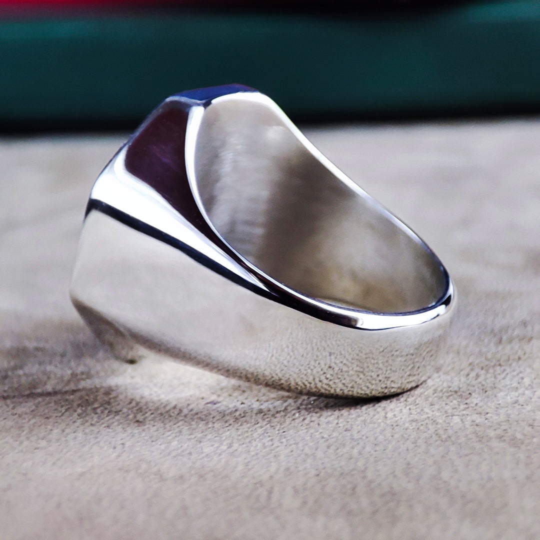 Silver Amor Fati ring, featuring custom engraving with a timeless message of resilience. A beautiful gift for those who value positive thinking, suitable for both special occasions and everyday wear.