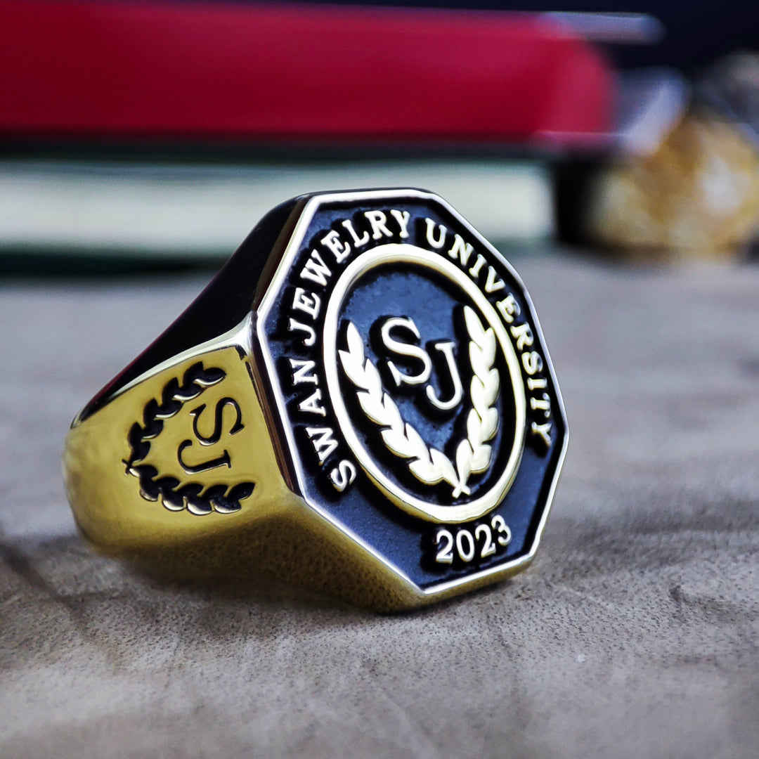 Large men’s octagonal university ring, crafted to celebrate academic achievements. A bold and timeless graduation accessory for proud alumni.