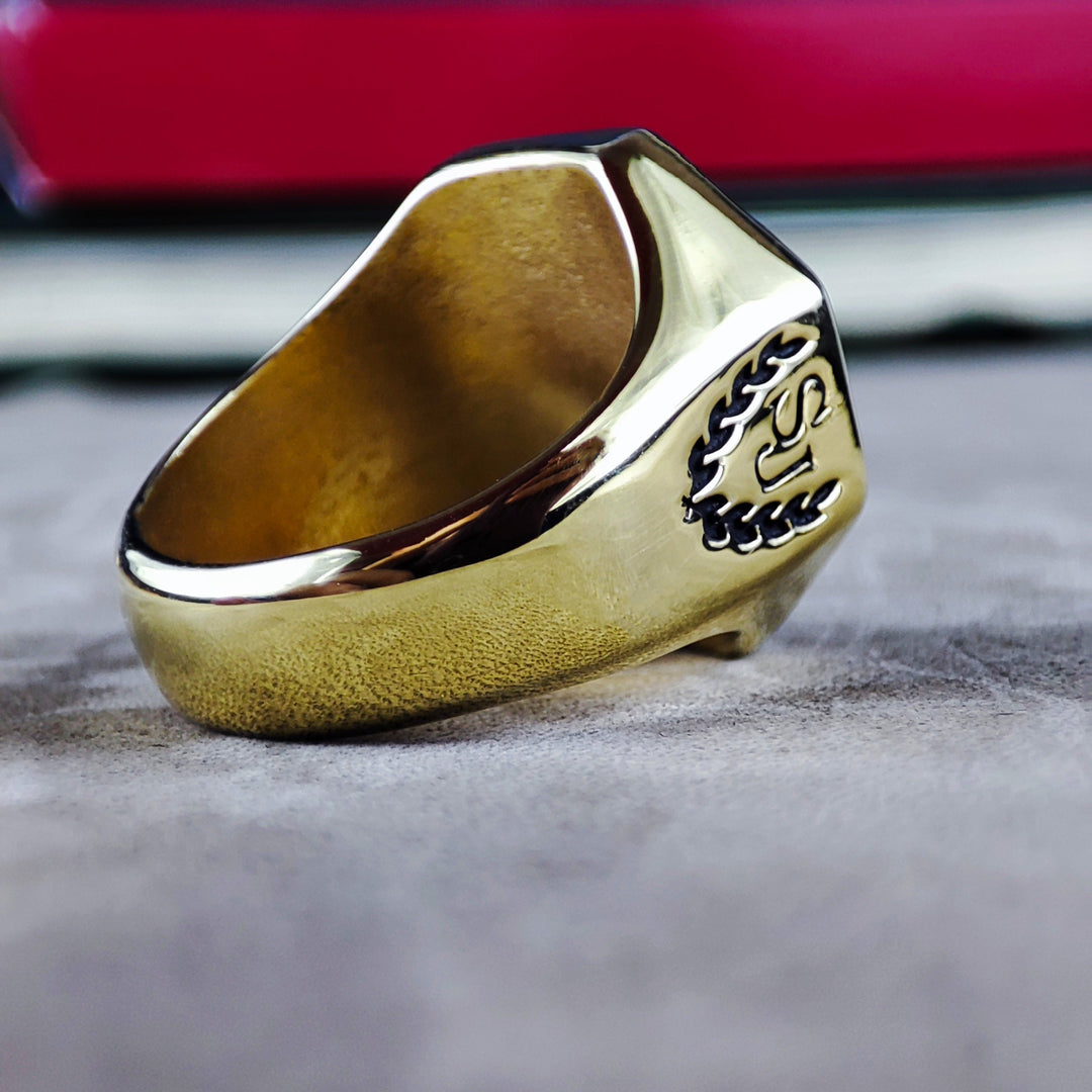 Unique men’s octagonal university ring, blending tradition and modern craftsmanship. Ideal for alumni and graduates.
