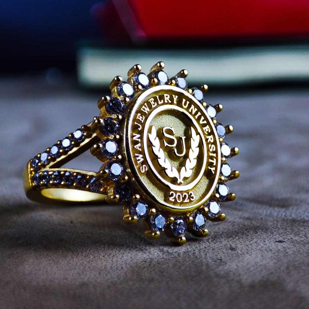 Silver women’s university ring with a central stone, offering a classic and timeless look. Perfect for daily wear or special occasions.