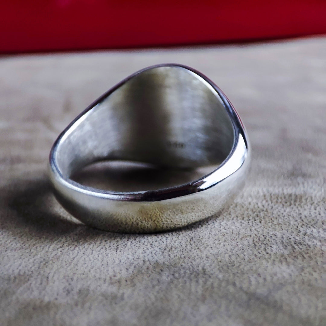 This sterling silver Masonic ring is designed for those who appreciate heritage and symbolism. The detailed leaf engraving adds a natural and elegant touch to the traditional Freemason signet design. A powerful and timeless jewelry piece that makes a statement while honoring the principles of Freemasonry.