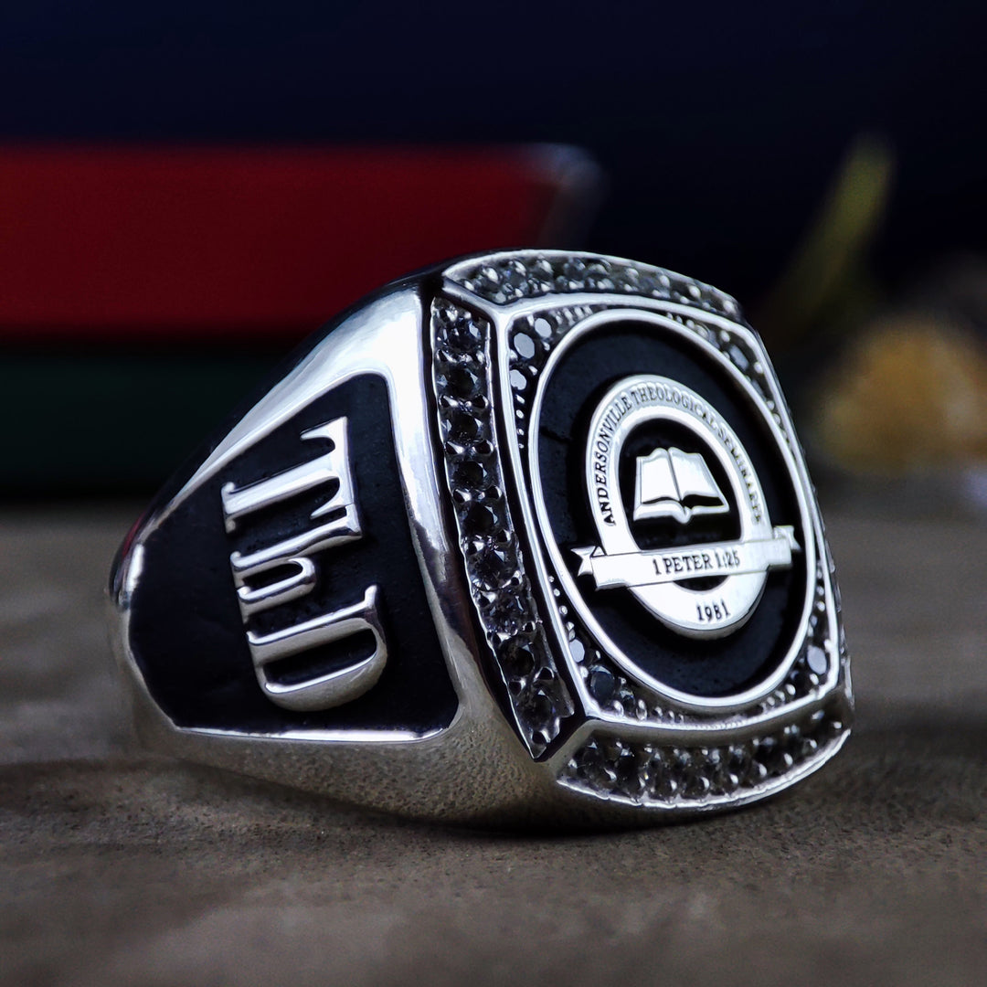 Elegant graduation ring with a stone setting, crafted for men in silver. This university ring combines sophistication with personal meaning, making it a meaningful keepsake.