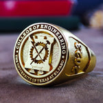 Load image into Gallery viewer, Celebrate your graduation with this stunning round vermeil university ring, a sleek and stylish signet ring designed for both men and women. Crafted with precision and featuring a timeless gold-plated finish, this class ring is a perfect way to honor your academic journey. Whether as a gift or a personal keepsake, it’s a meaningful piece to wear with pride.
