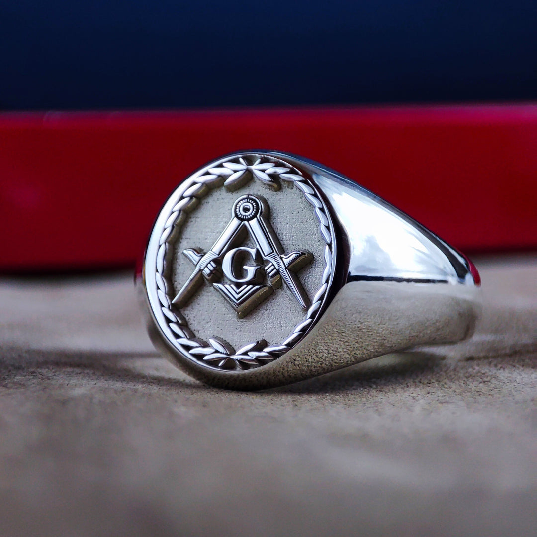 This elegant silver Masonic ring features a classic signet design with an engraved leaf pattern and the iconic Freemason emblem. A symbol of wisdom, fraternity, and enlightenment, this handcrafted ring is ideal for those who embrace Masonic traditions. A meaningful and stylish gift for members of the brotherhood.
