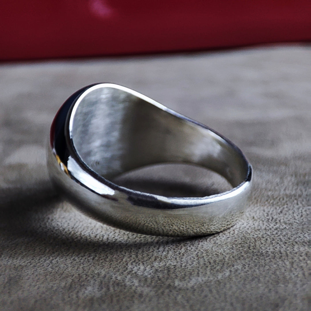 A refined and detailed Masonic signet ring, featuring a silver band with an engraved leaf pattern surrounding the square and compass symbol. Designed for those who value tradition and craftsmanship, this Freemason ring is an elegant and meaningful addition to any collection. An ideal gift for members celebrating their journey in the fraternity.