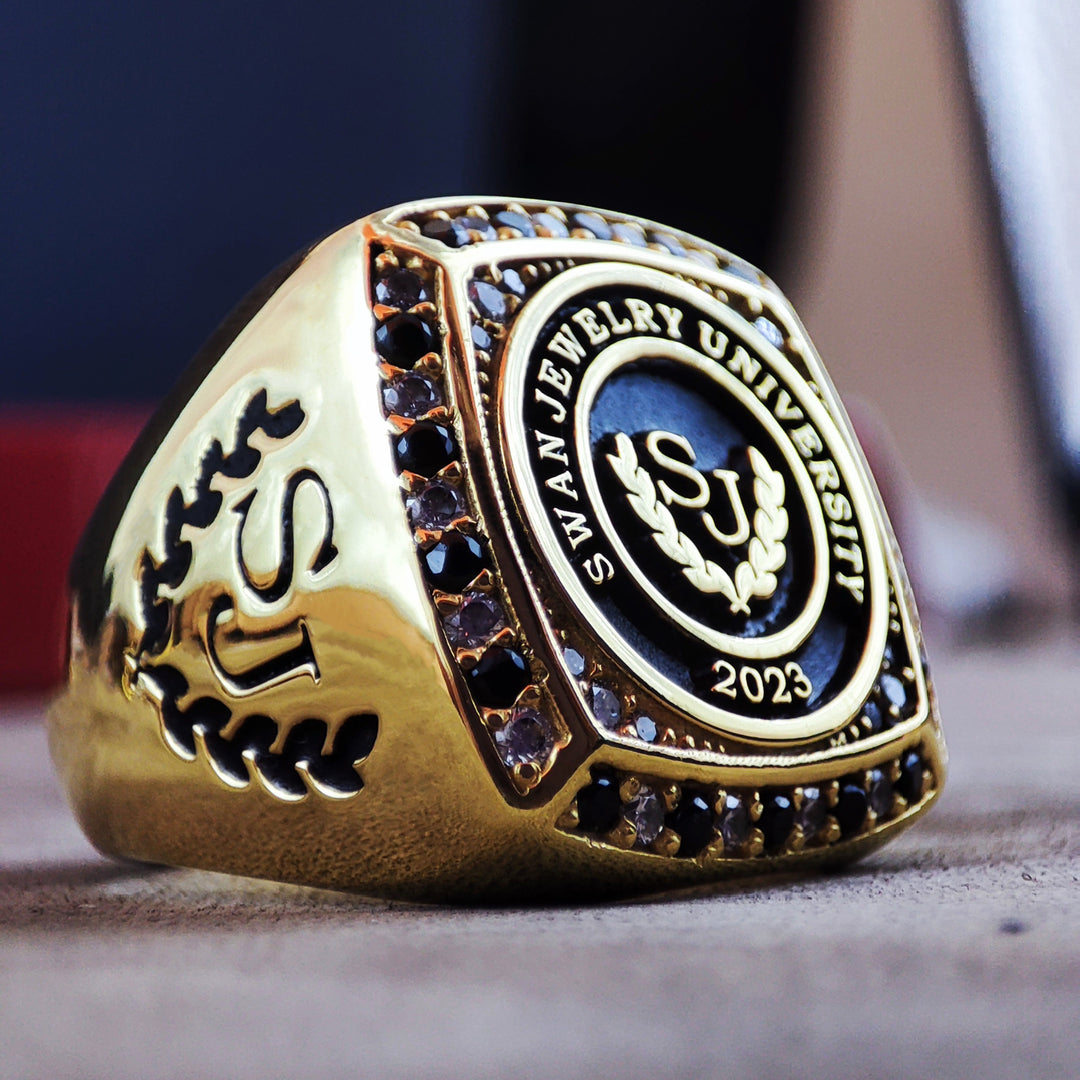 Men’s university ring in a gold tone, featuring a stunning stone centerpiece. Perfect for celebrating academic achievements with style.