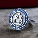Load image into Gallery viewer, Unique silver coat of arms ring for women with a central stone, celebrating family history. This ring is ideal for everyday elegance and as a symbol of family pride.