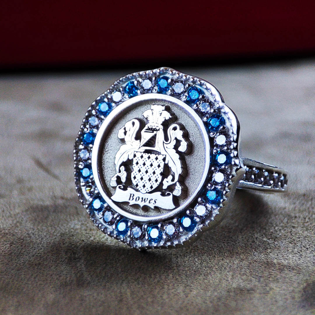 Unique silver coat of arms ring for women with a central stone, celebrating family history. This ring is ideal for everyday elegance and as a symbol of family pride.