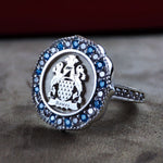 Load image into Gallery viewer, Elegant women’s ring featuring a stone and family crest, available in silver. Ideal for celebrating heritage, this coat of arms ring adds meaning to any collection.