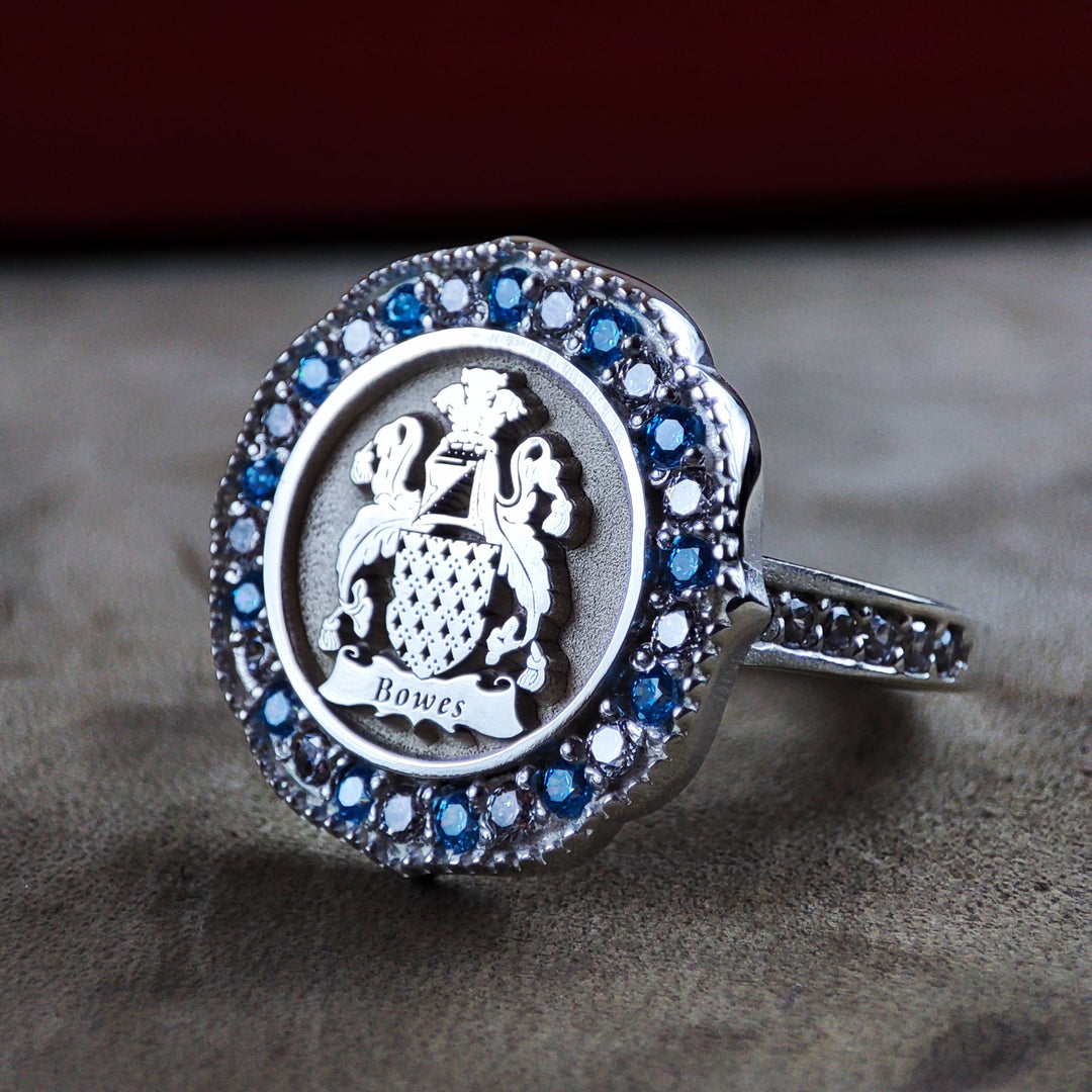 Elegant women’s ring featuring a stone and family crest, available in silver. Ideal for celebrating heritage, this coat of arms ring adds meaning to any collection.