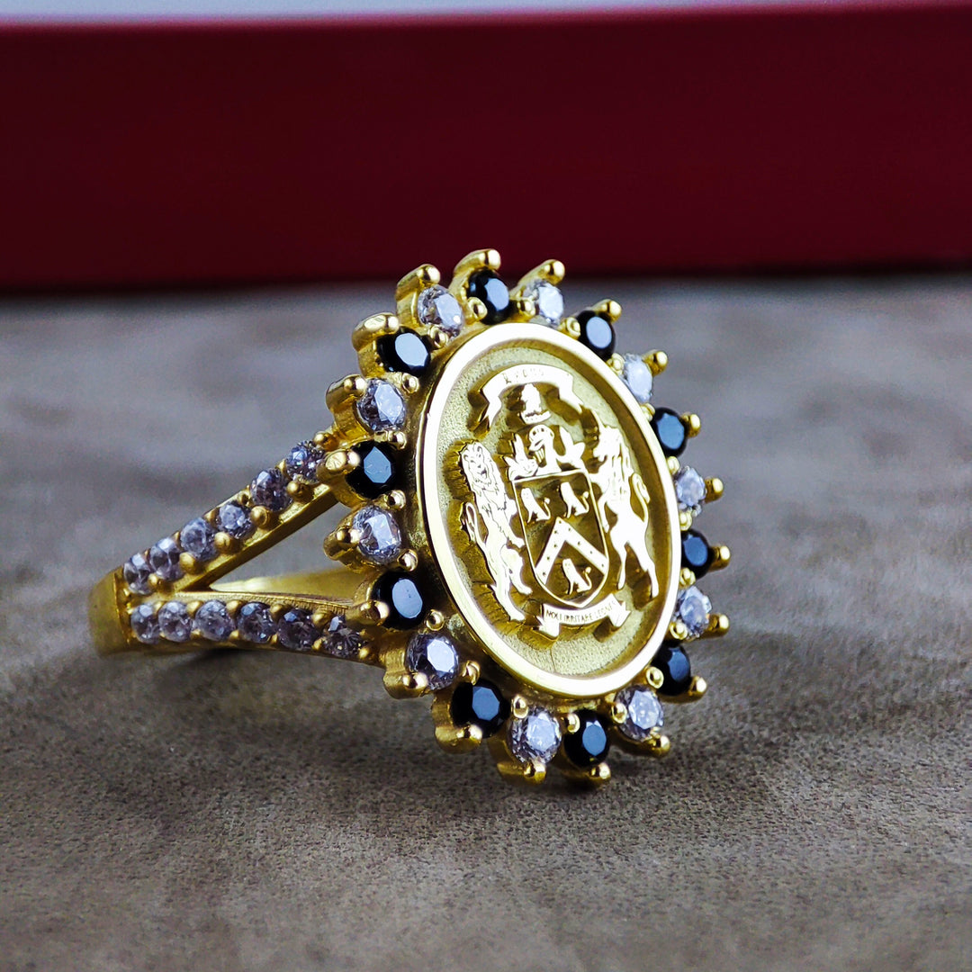 Personalized family ring for women, crafted in silver with a custom coat of arms. This timeless piece is ideal for daily wear and special occasions, reflecting family legacy.