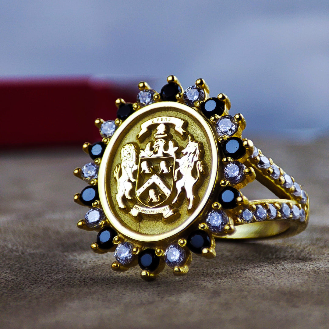 Custom engraved coat of arms ring for women, available in gold or silver. Ideal for preserving family heritage, this ring combines style and meaningful symbolism.