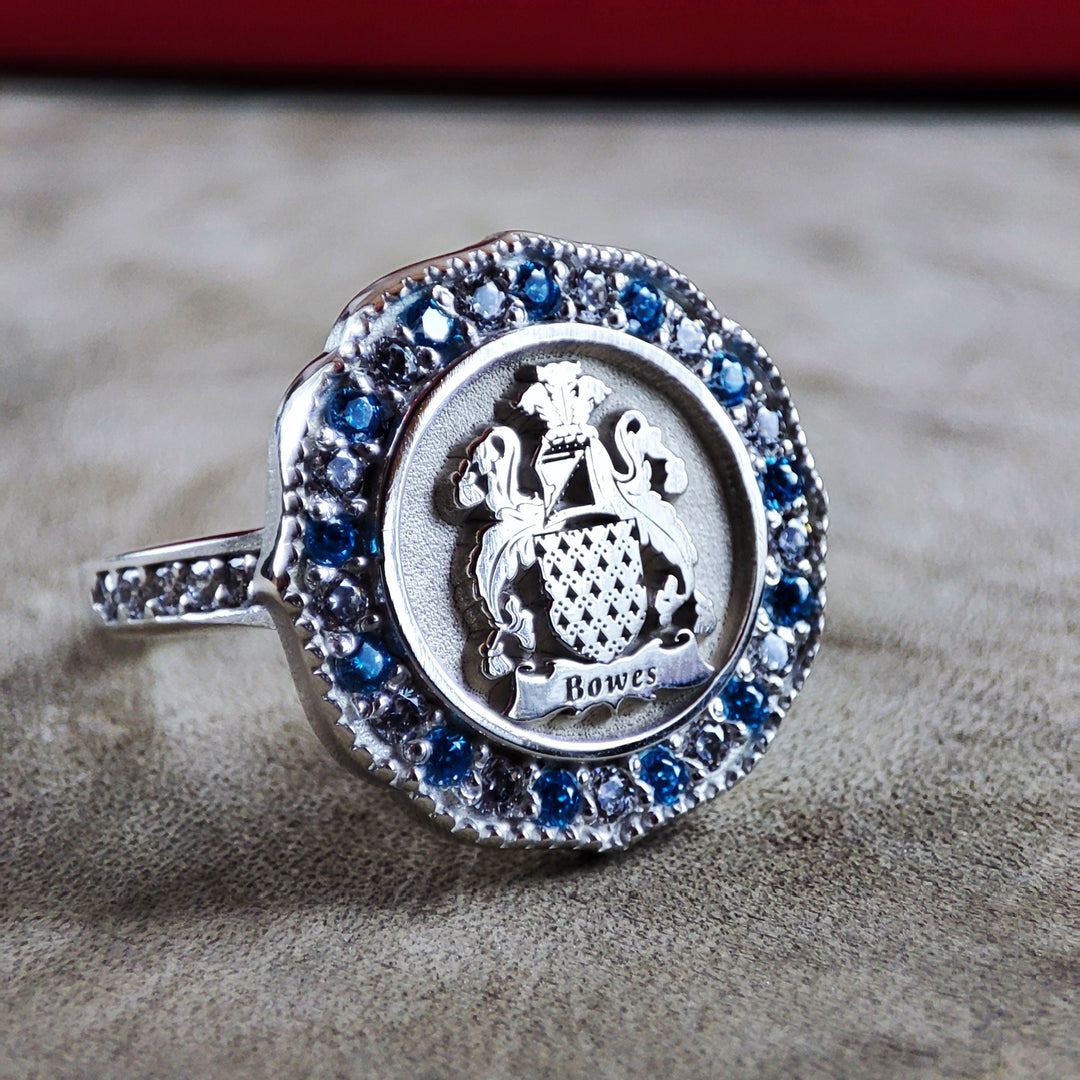 Personalized family ring for women with a central stone and engraved crest. Available in high-quality silver, this ring celebrates ancestry and is ideal for special occasions.