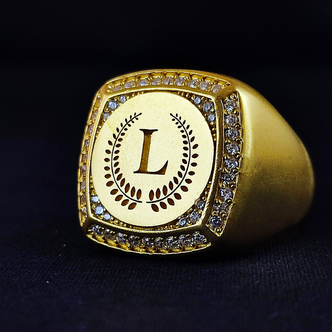 Men’s gold initial ring with a custom engraved letter, perfect for adding a personal touch. This elegant signet ring combines style and meaning for everyday wear.