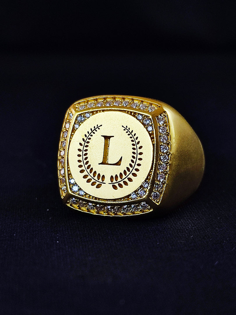 Gold men’s signet ring with personalized letter engraving. This minimalist ring offers both style and sentiment, perfect for any occasion.