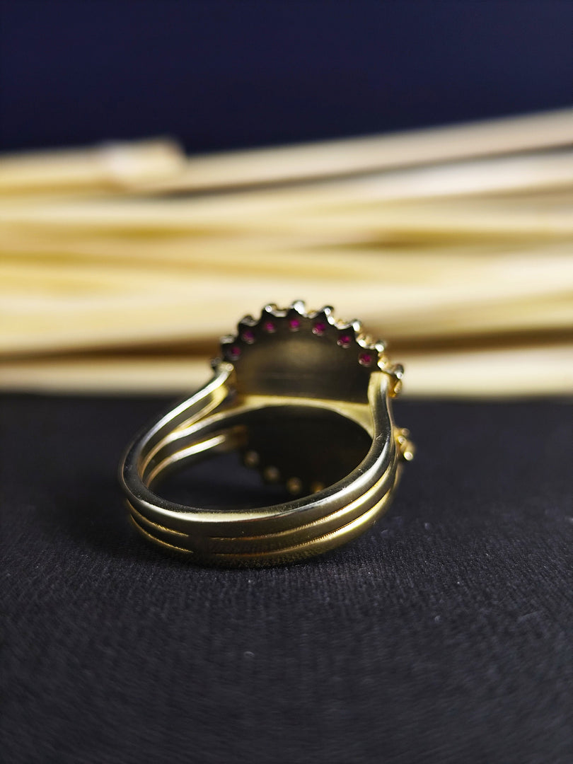 Women’s gold-plated graduation ring with a classic style, ideal as a meaningful and elegant gift for proud graduates.
