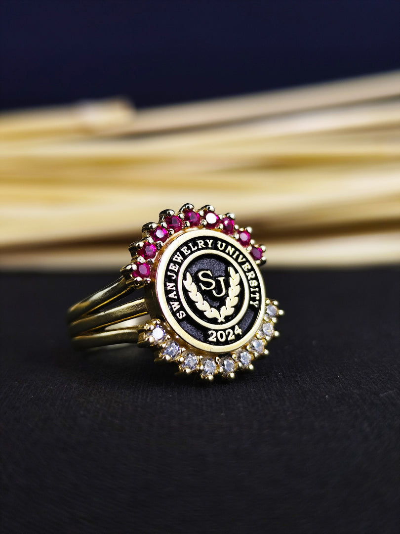Elegant college ring for women, crafted in gold plating to symbolize academic success. A versatile piece for daily wear or special occasions.