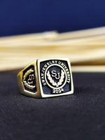 Load image into Gallery viewer, Gold men’s graduation ring with a square design, representing academic pride and success. A timeless piece for alumni.