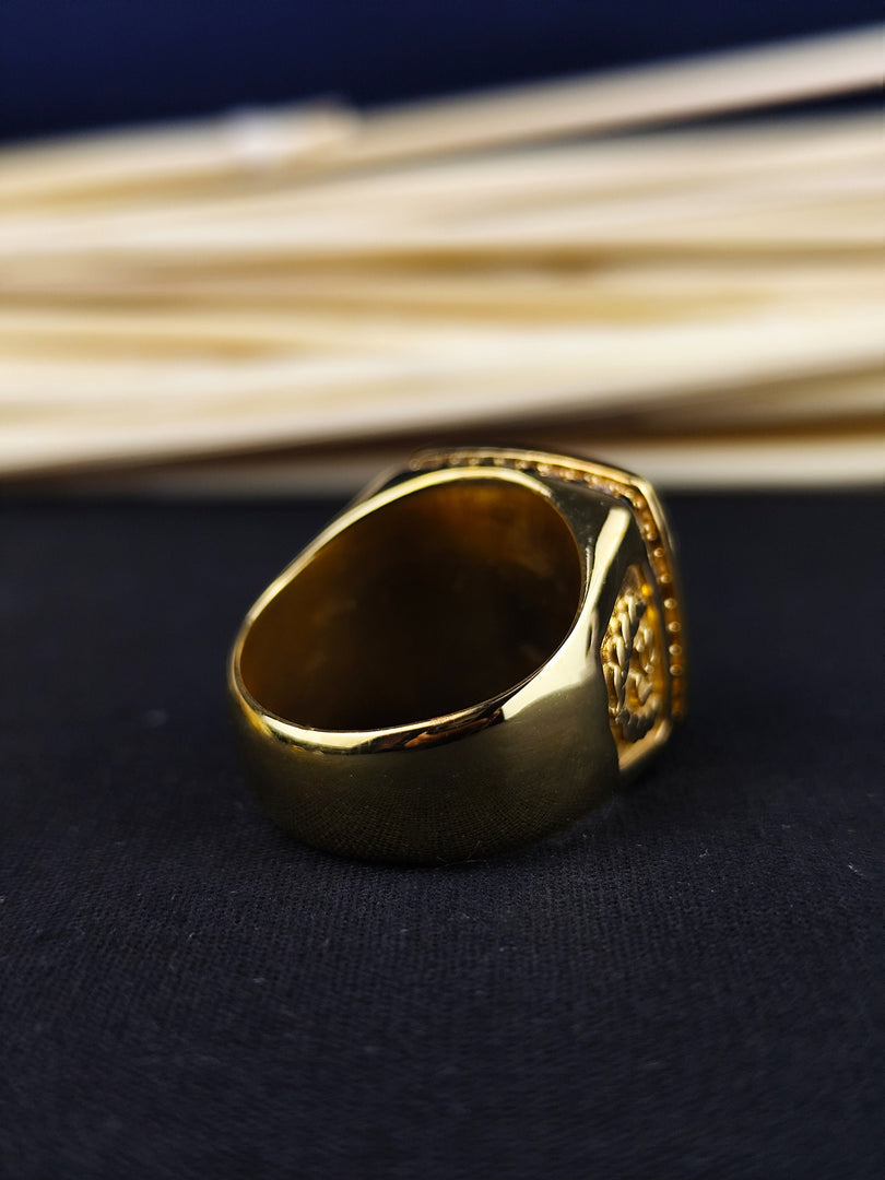 Personalized university ring for men, featuring a square stone and gold-filled finish. A sophisticated piece celebrating academic success.