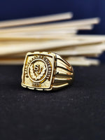 Load image into Gallery viewer, Gold-plated graduation ring for men, featuring a classic university crest. A sophisticated and versatile piece for daily wear.