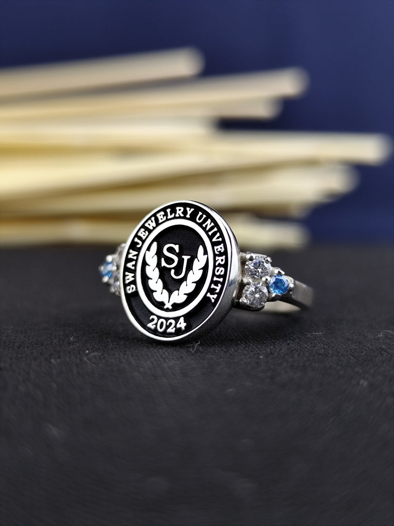 Personalized stone ring for women, available in gold and custom engraved with a university crest. A timeless piece, perfect for commemorating graduation.