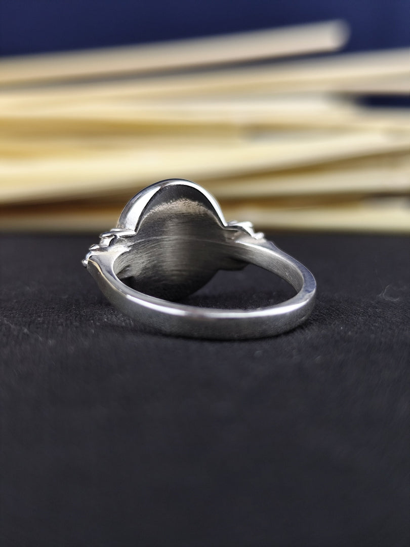 Gold university ring with a stone setting, ideal for graduation. This personalized ring is both elegant and symbolic, making it a cherished gift for women.