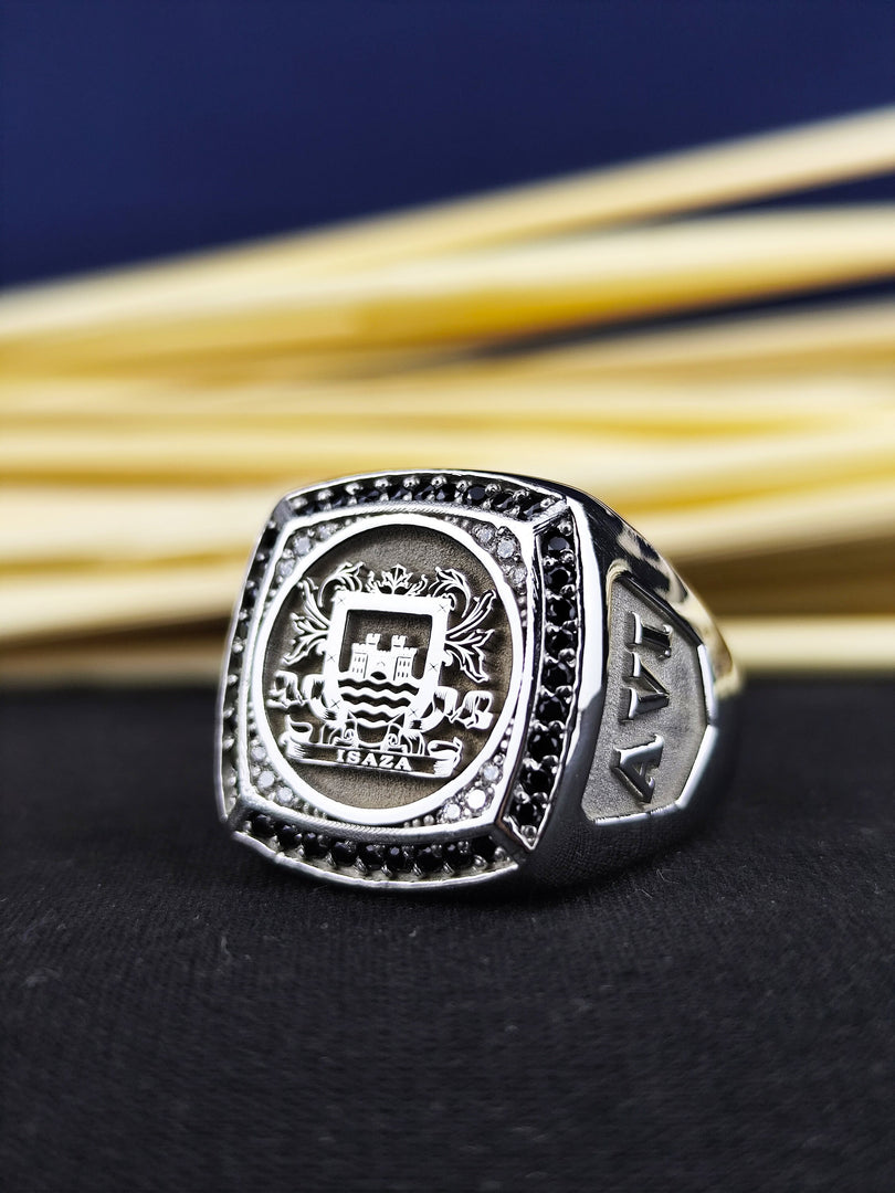 Personalized and elegant, this silver signet ring features a custom coat of arms engraving and a bold black stone. Ideal for men looking for a statement ring that carries historical and personal significance. A great gift for a loved one, this family crest ring is perfect for birthdays, anniversaries, or family celebrations. A noble and meaningful jewelry piece.