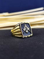 Load image into Gallery viewer, Unique Freemason ring for men in gold, featuring an engraved Masonic emblem. Ideal as a gift for Masons, this ring combines elegance with symbolic meaning, honoring Masonic traditions.