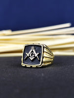 Load image into Gallery viewer, Elegant Mason ring for men, available in gold or silver with personalized Masonic engraving. A sophisticated way to show affiliation, this ring is designed with respect for tradition and values.