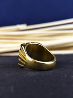 Load image into Gallery viewer, Gold Masonic ring engraved with a detailed Freemason symbol, combining elegance and personal meaning. A distinguished choice for those committed to the Masonic brotherhood.