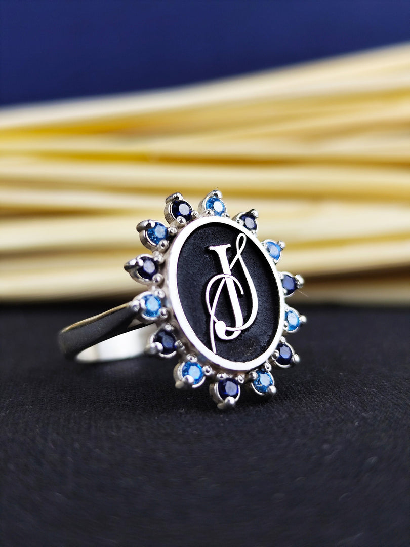 Custom monogram ring with a sparkling stone, designed for women. Available in gold or silver, this ring features a personalized initial, perfect for gifting.