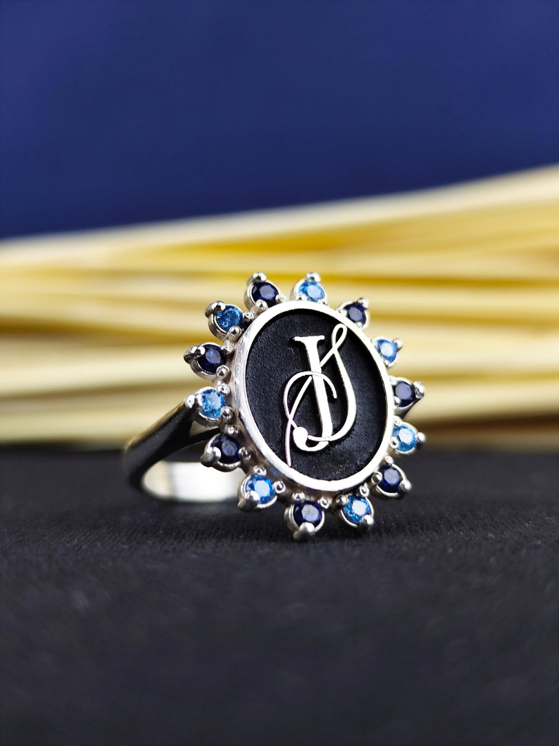 Personalized women’s name ring with a stone, crafted in gold. This ring combines elegance with a personal touch, perfect for anniversaries or birthdays.