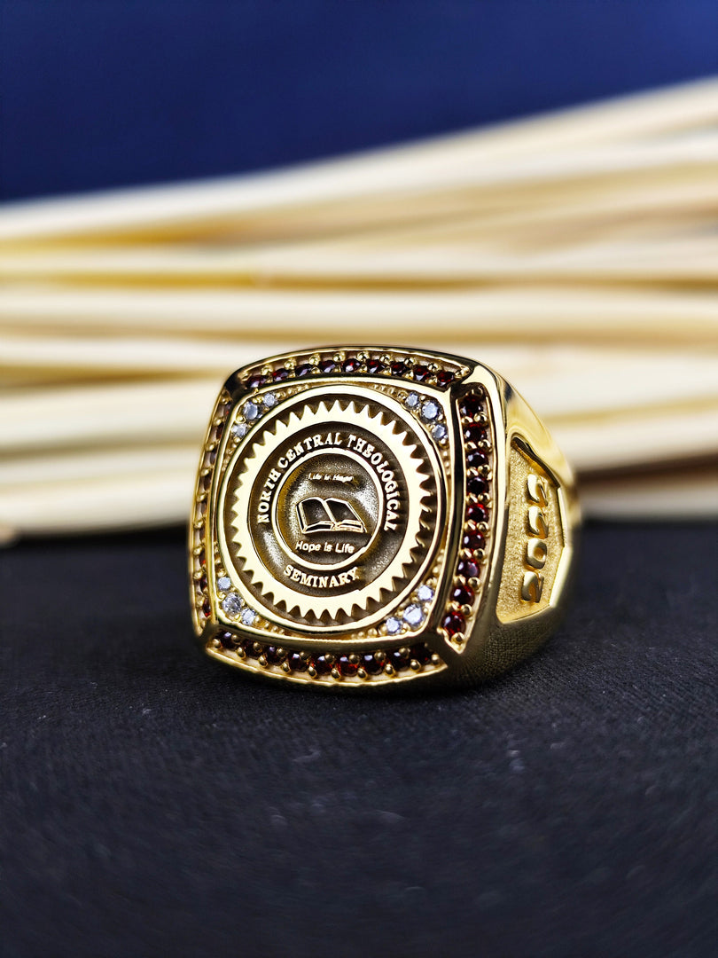 Custom gold-plated college ring for men, featuring a central stone and university crest. Ideal as a meaningful graduation gift, perfect for daily wear or special occasions.