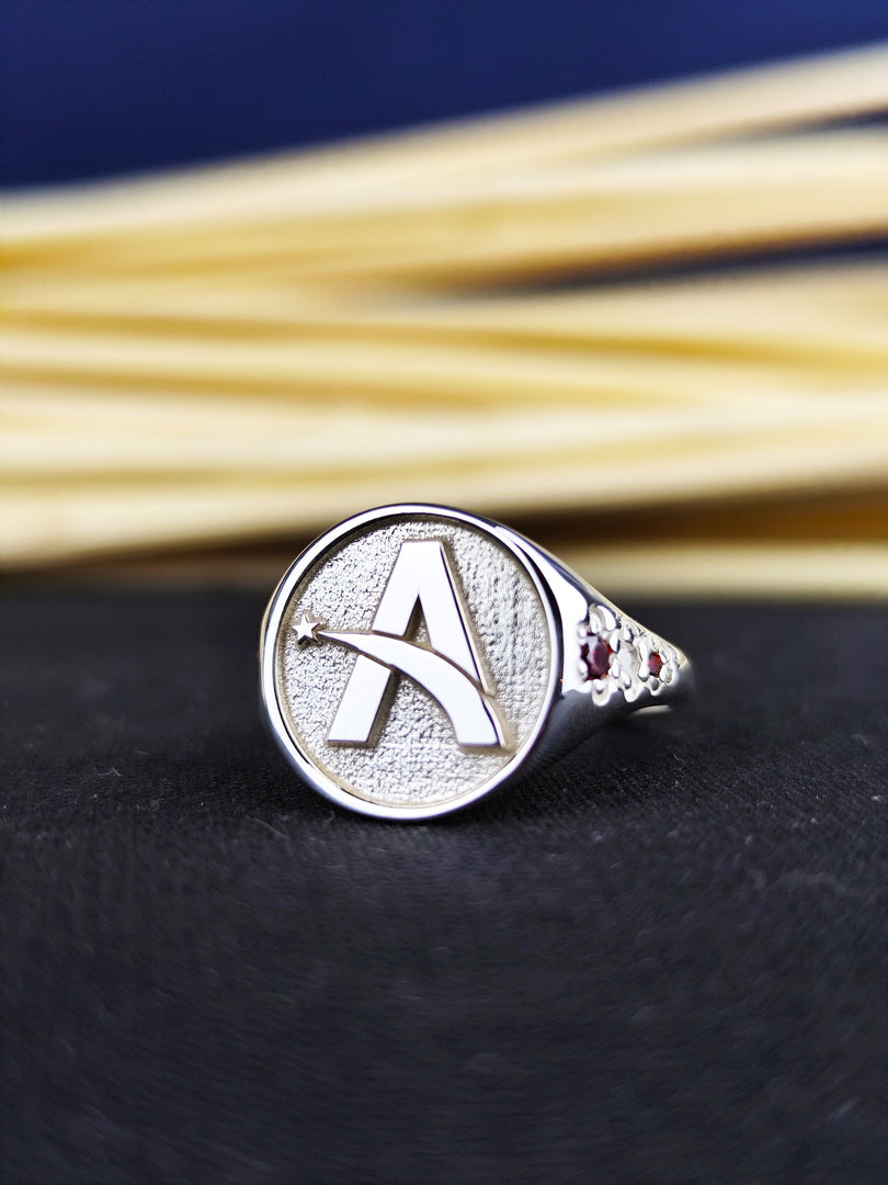 Simple silver A initial ring with a modern design, perfect for daily elegance. This monogram ring is an ideal gift for those who appreciate minimalist style.