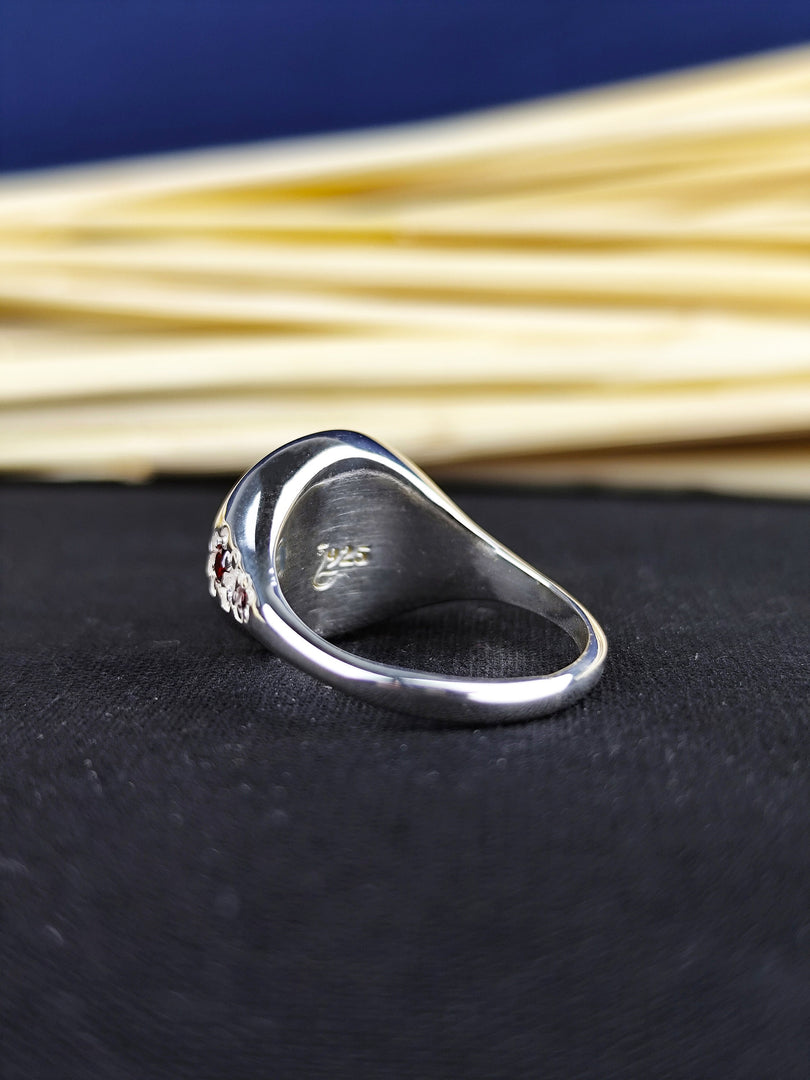 Unique A letter ring in silver, featuring a minimalist design. Ideal for everyday wear, this initial ring brings a touch of simplicity and elegance.