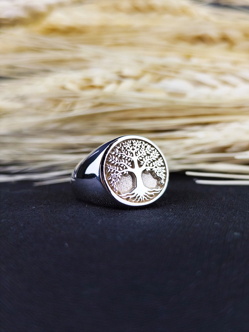 Minimalist Tree of Life ring in silver, inspired by the symbolism of life and nature. This ring adds a meaningful touch to any look and is perfect for everyday wear.