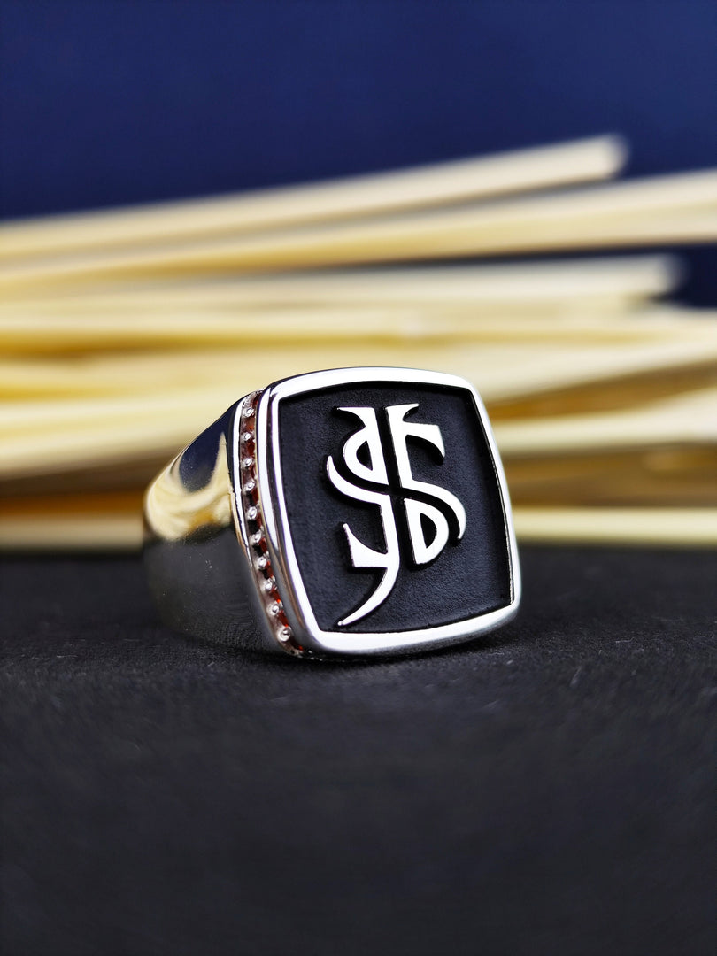 Personalized men’s ring with a central stone and custom name engraving. This monogram ring is crafted in silver, perfect for those who appreciate meaningful gifts.